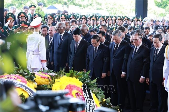 party general secretary laid to rest at hanoi s mai dich cemetery picture 3