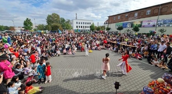 vietnamese largest market in berlin hosts popular cultural festival picture 1