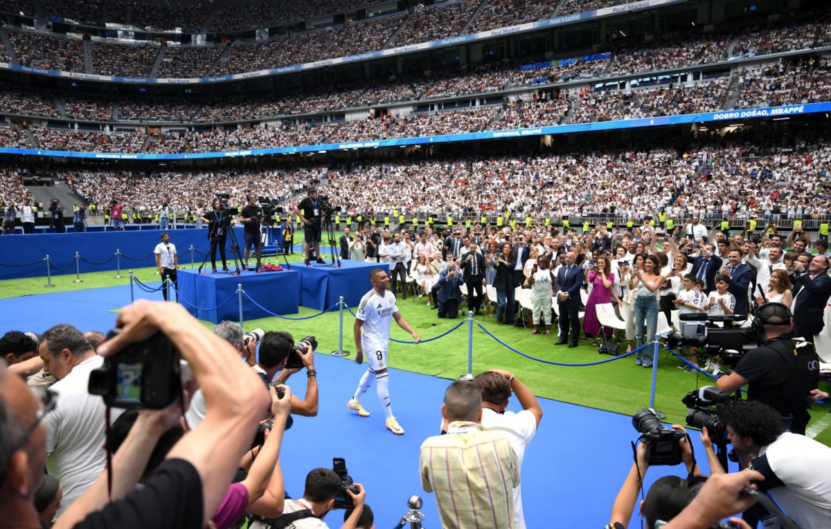 ''Biển người'' chứng kiến lễ ra mắt của Mbappe tại Real Madrid