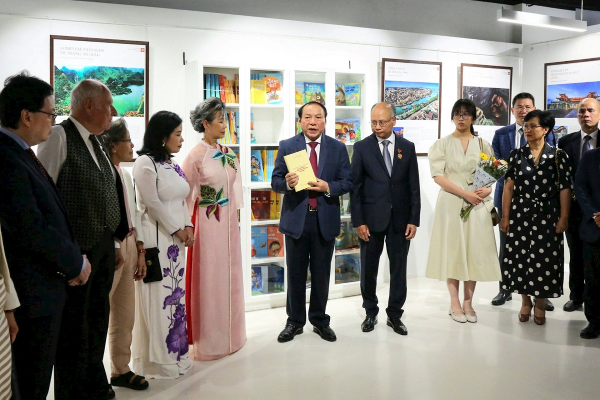 valuable books by vietnamese party leader presented to french cultural workers picture 1