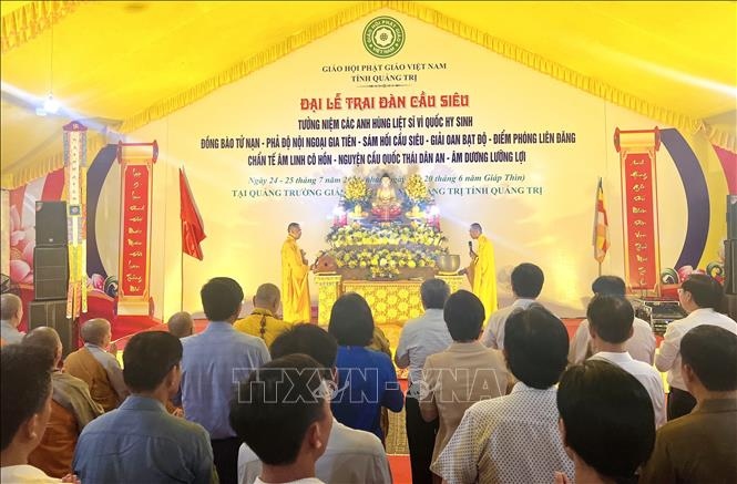 quang tri holds solemn memorial service for martyrs picture 1