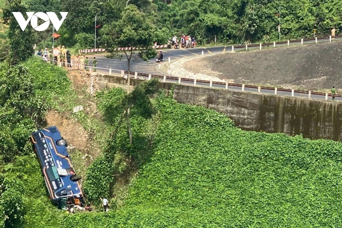 dozens injured as passenger bus falls into abyss in central highlands picture 1