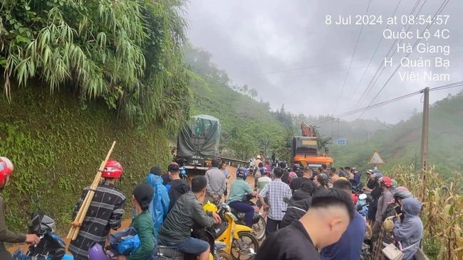 mua lon gay sat lo nhieu tuyen duong o ha giang, mot xe ban tai bi vui lap hinh anh 7