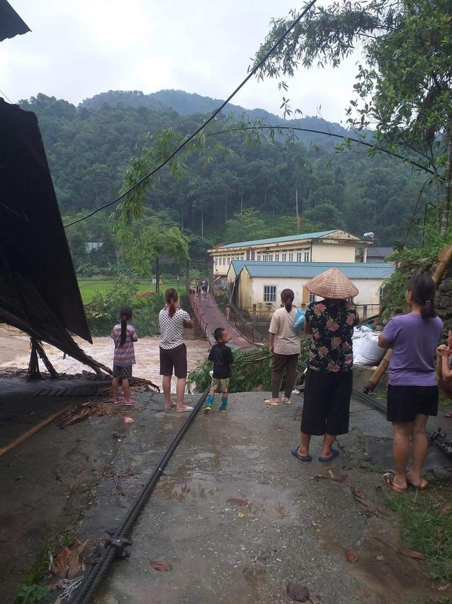 mua lon gay sat lo nhieu tuyen duong o ha giang, mot xe ban tai bi vui lap hinh anh 3