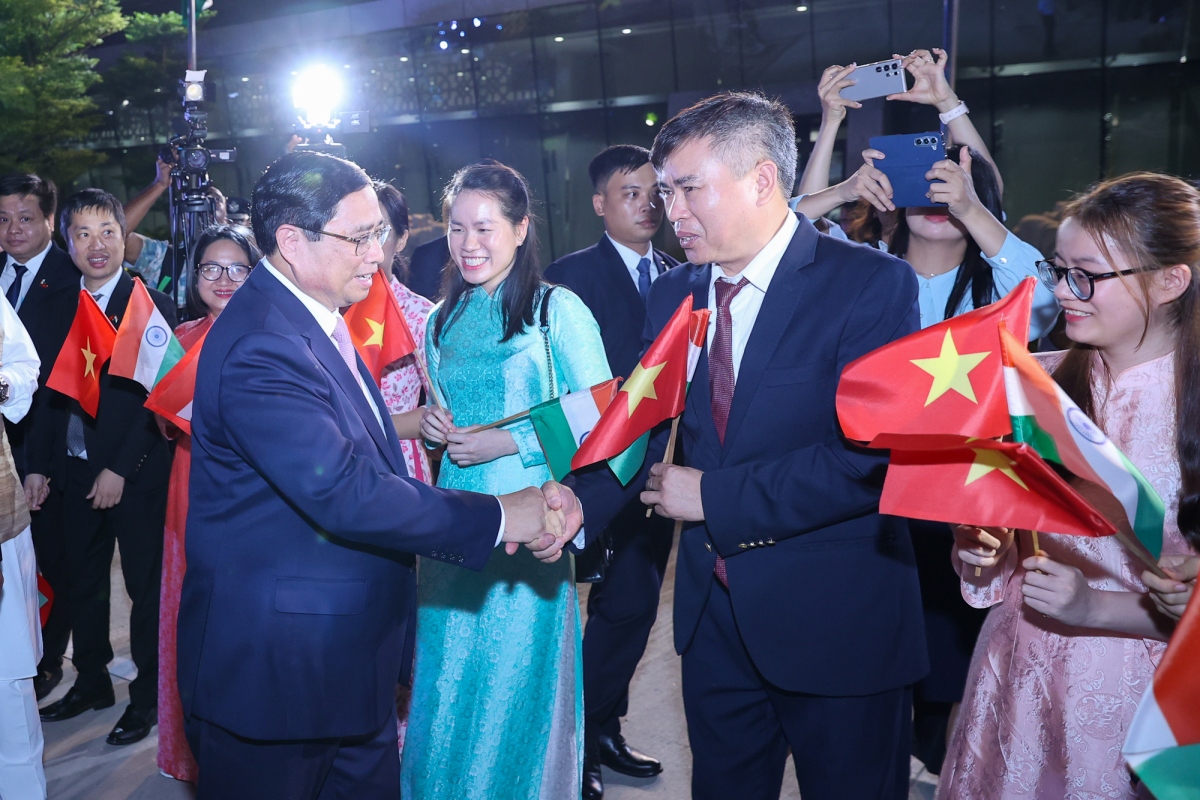 pm pham minh chinh arrives in new delhi for state visit to india picture 2