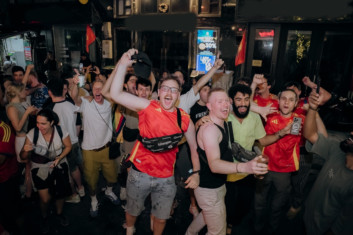 foreign football fans crazy about euro 2024 final in hanoi s old quarter picture 11