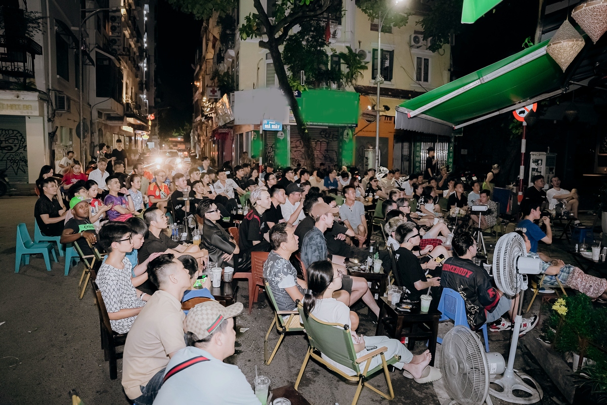 foreign football fans crazy about euro 2024 final in hanoi s old quarter picture 7