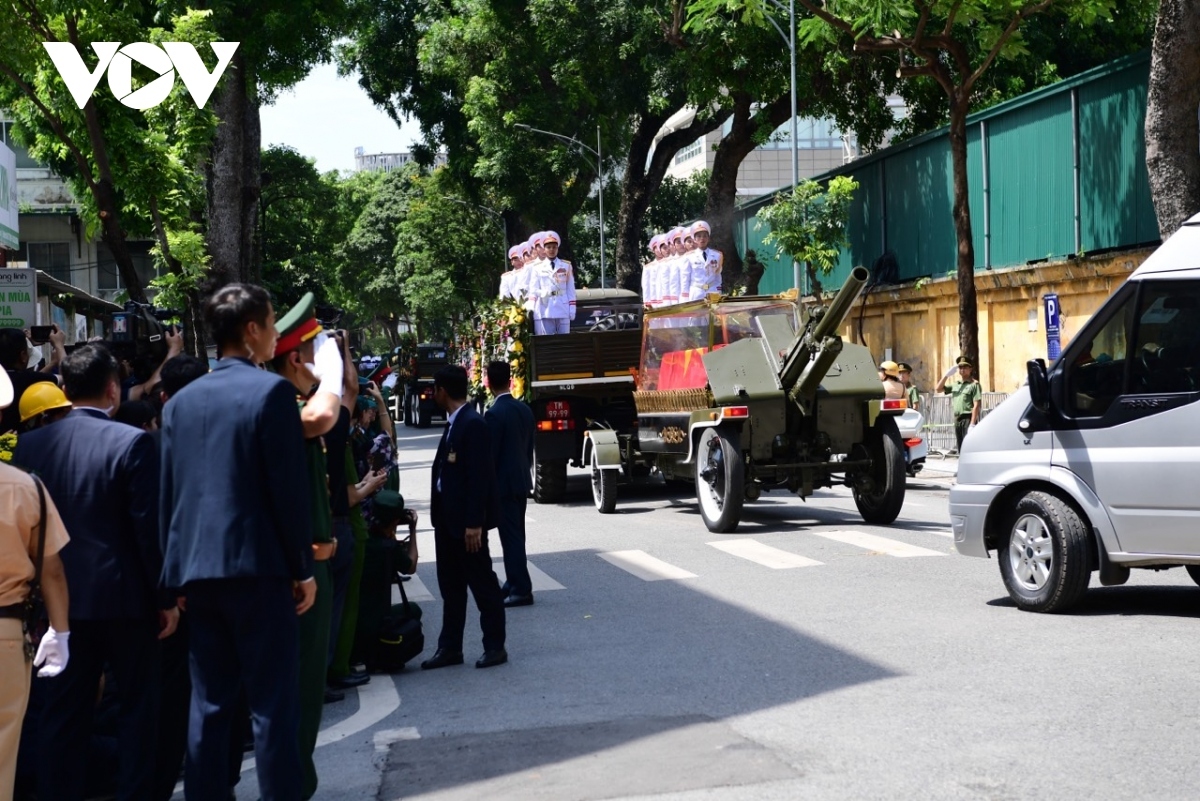 large crowds bid farewell to party leader to final resting place picture 1