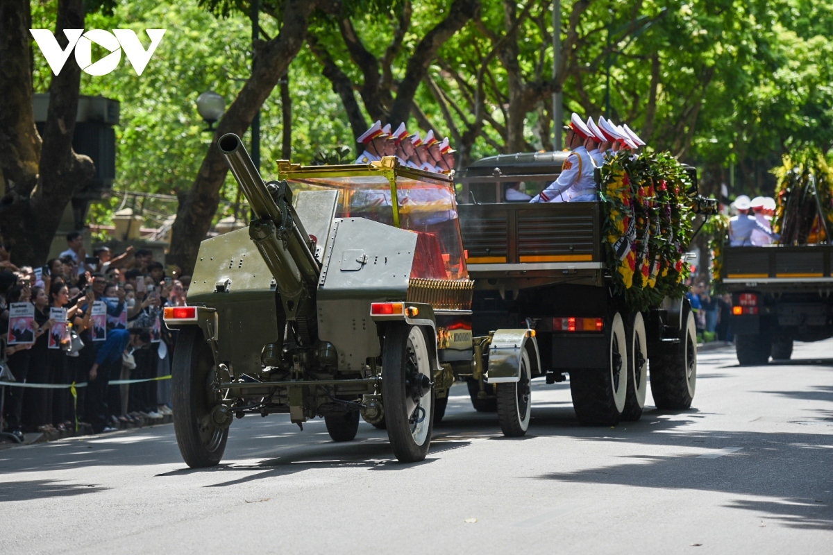 large crowds bid farewell to party leader to final resting place picture 5