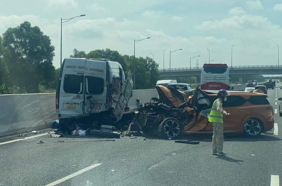 CSGT mách nước cách xử lý an toàn thay vì đứng ở làn đường 120km/h cãi nhau