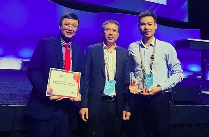 vietnam honoured for gis excellence at global conference picture 1