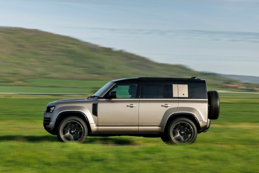 Land Rover Defender OCTA 2025 với kiểu dáng ấn tượng và động cơ mạnh mẽ