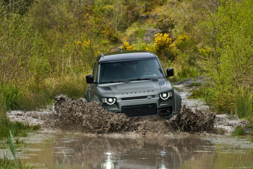 Land Rover Defender OCTA 2025 với kiểu dáng ấn tượng và động cơ mạnh mẽ