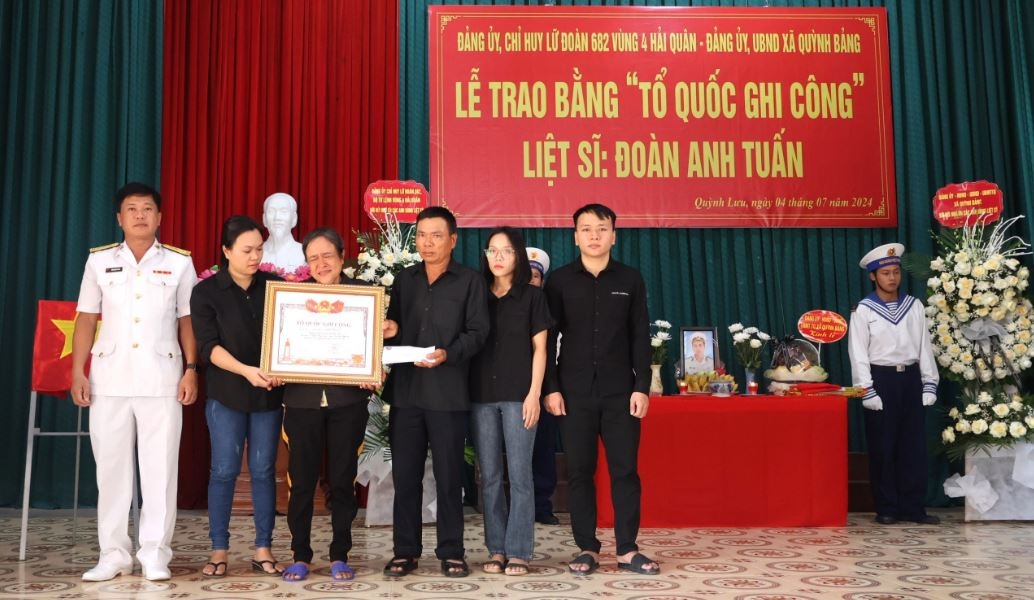 Trao Bằng "Tổ quốc ghi công" đến gia đình 3 liệt sĩ hy sinh tại Trường Sa