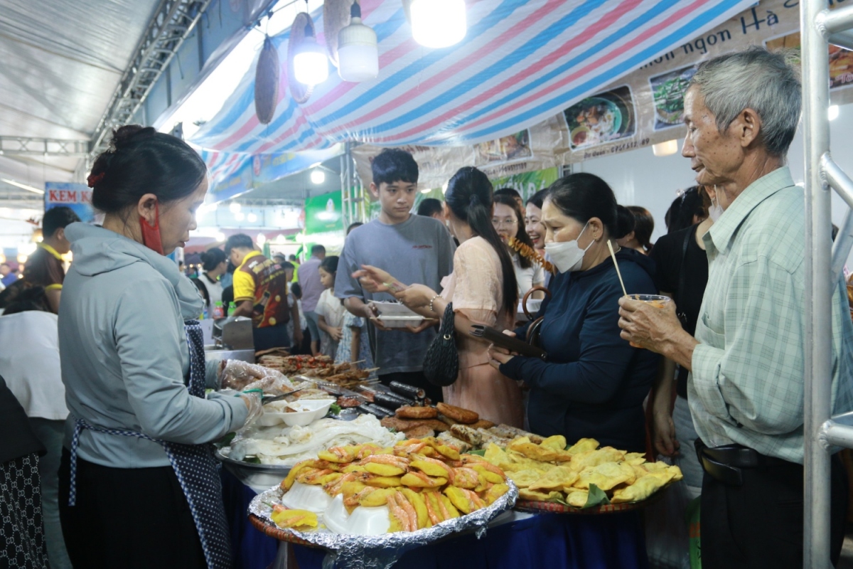 Không gian ẩm thực “Hương vị miền hoa nắng” chào mừng lễ hội Vì Hòa bình 2024