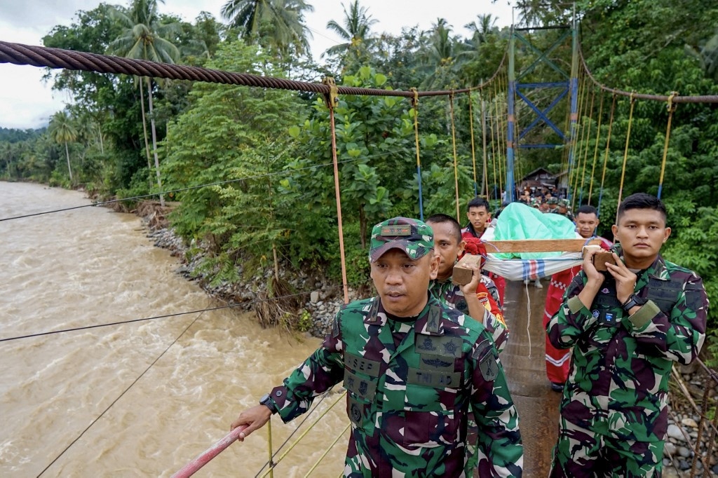 lo dat tai indonesia thuong vong tang, thoi tiet xau can tro hoat dong cuu ho hinh anh 1