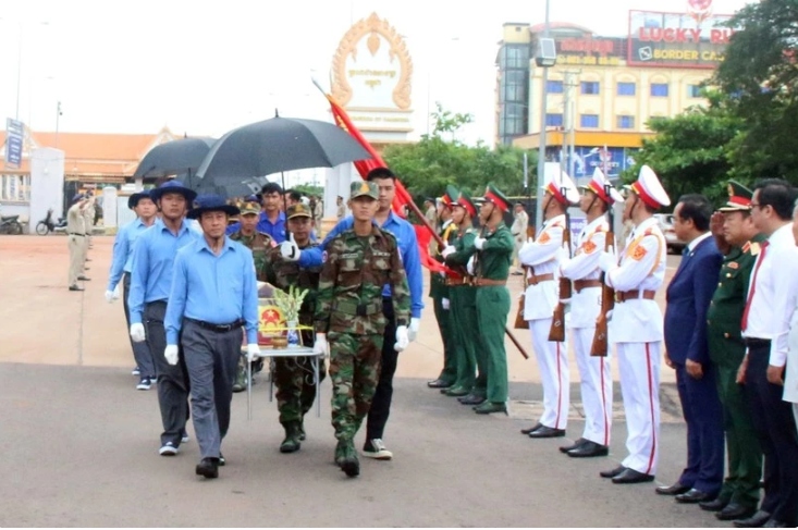 Long An welcomes 130 fallen heroes back home from Cambodia