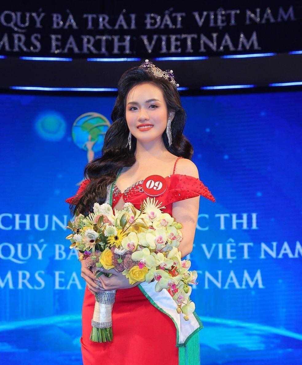 former bank executive crowned mrs earth vietnam 2024 picture 1