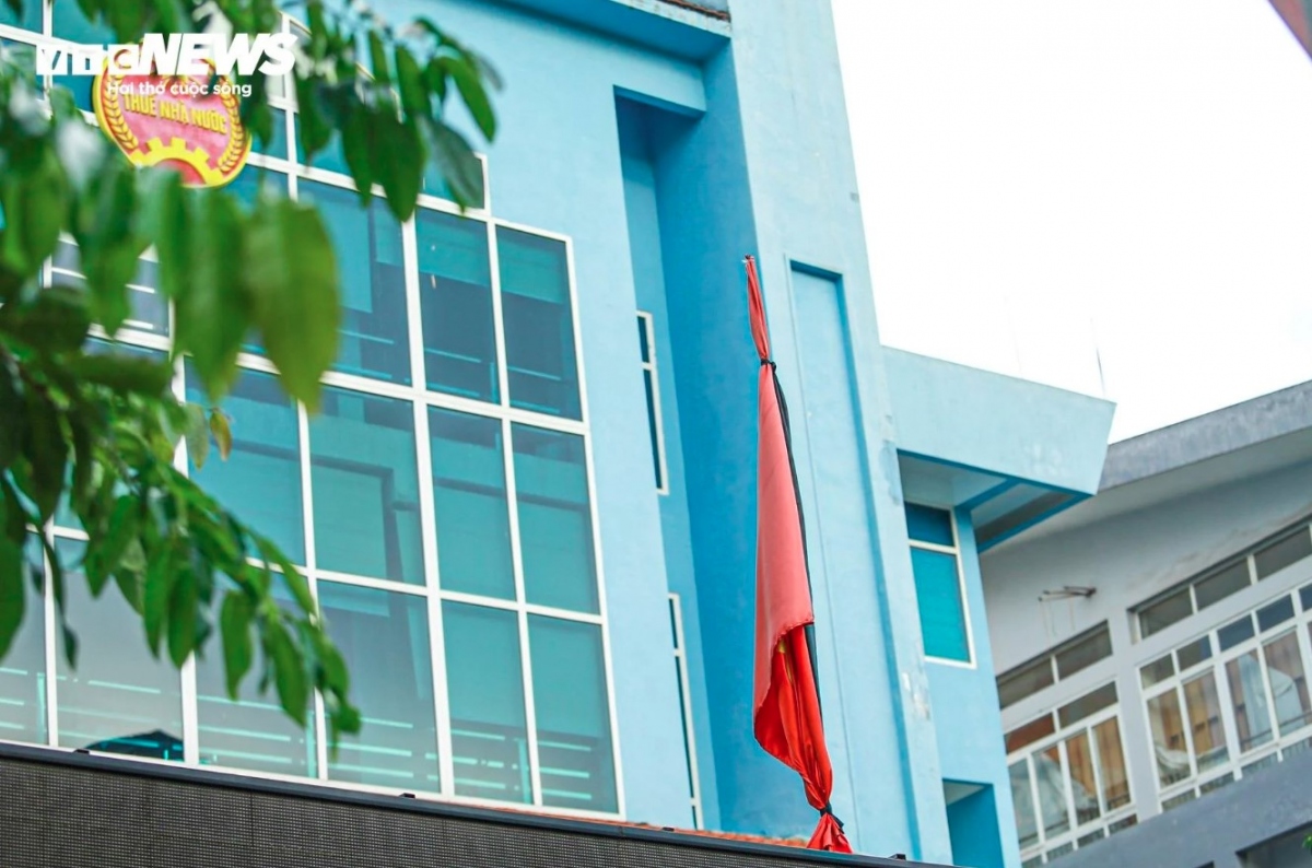 national flags at half-mast for state funeral of party leader picture 1