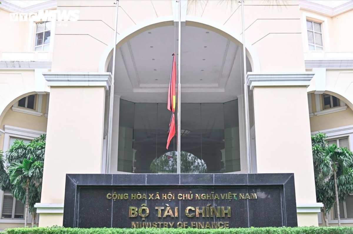national flags at half-mast for state funeral of party leader picture 5