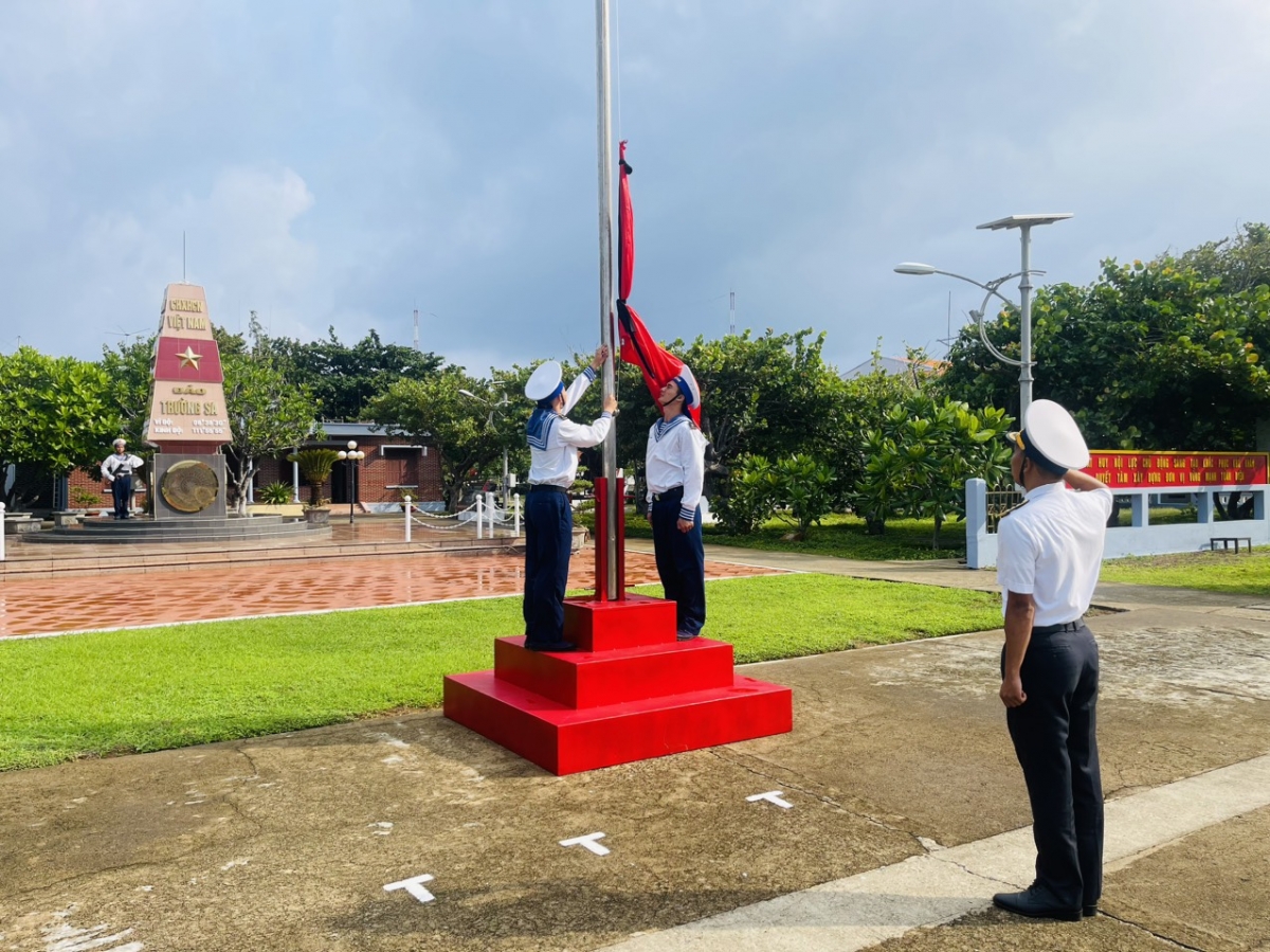 Các đảo, nhà giàn DK1, tàu trực trên biển treo cờ rủ tưởng nhớ Tổng Bí thư Nguyễn Phú Trọng