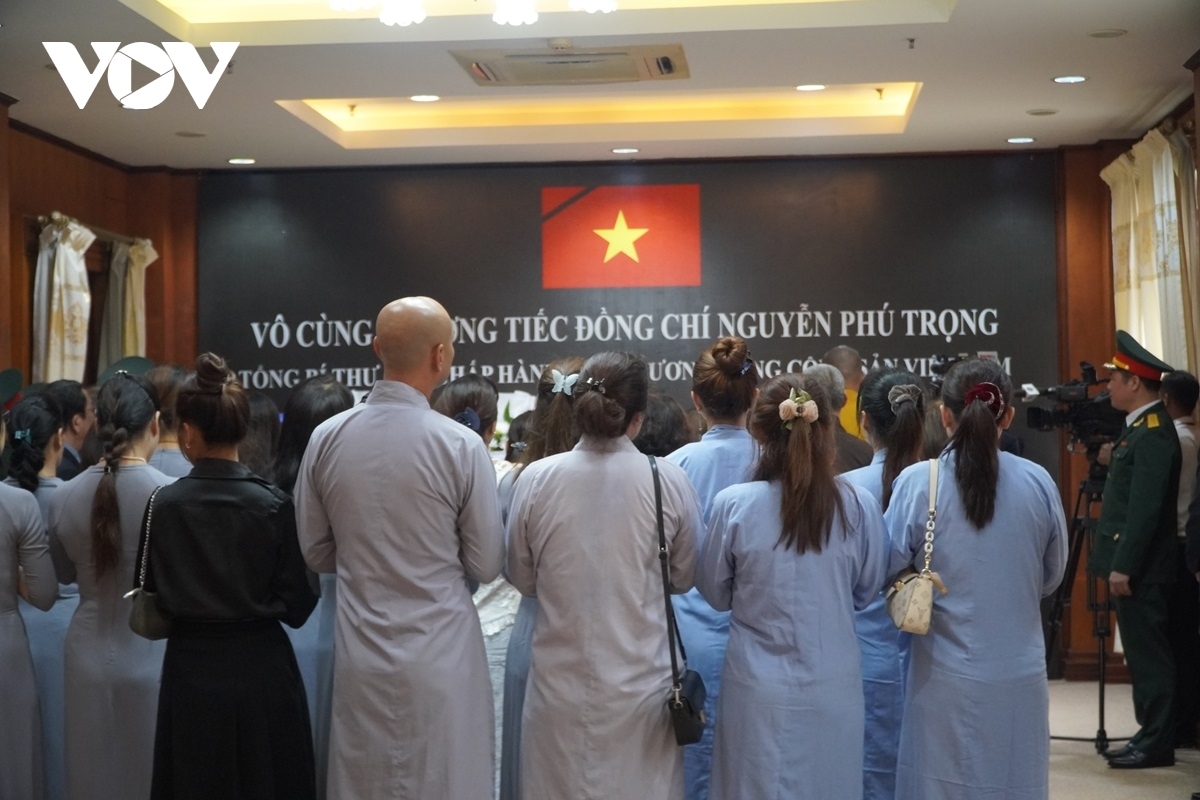 vietnamese embassies hold tribute-paying ceremonies for party chief picture 14