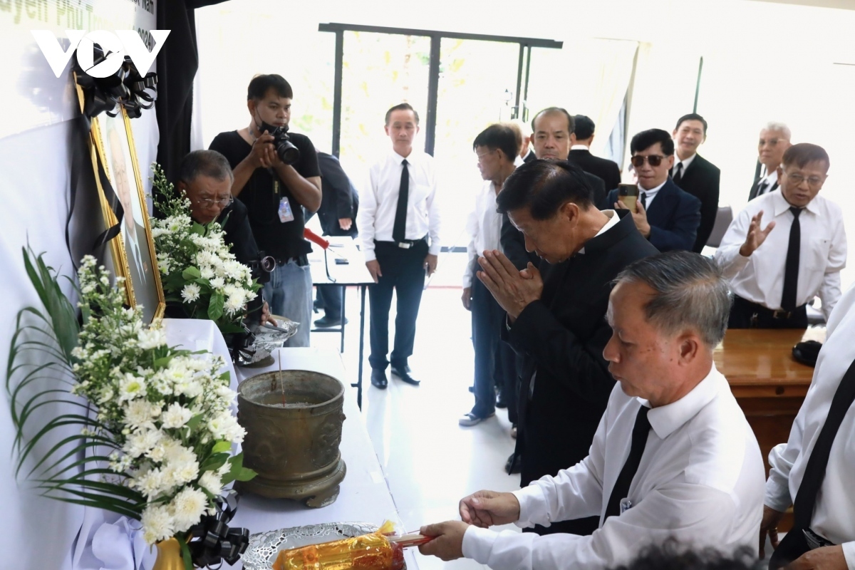 vietnamese embassies hold tribute-paying ceremonies for party chief picture 18
