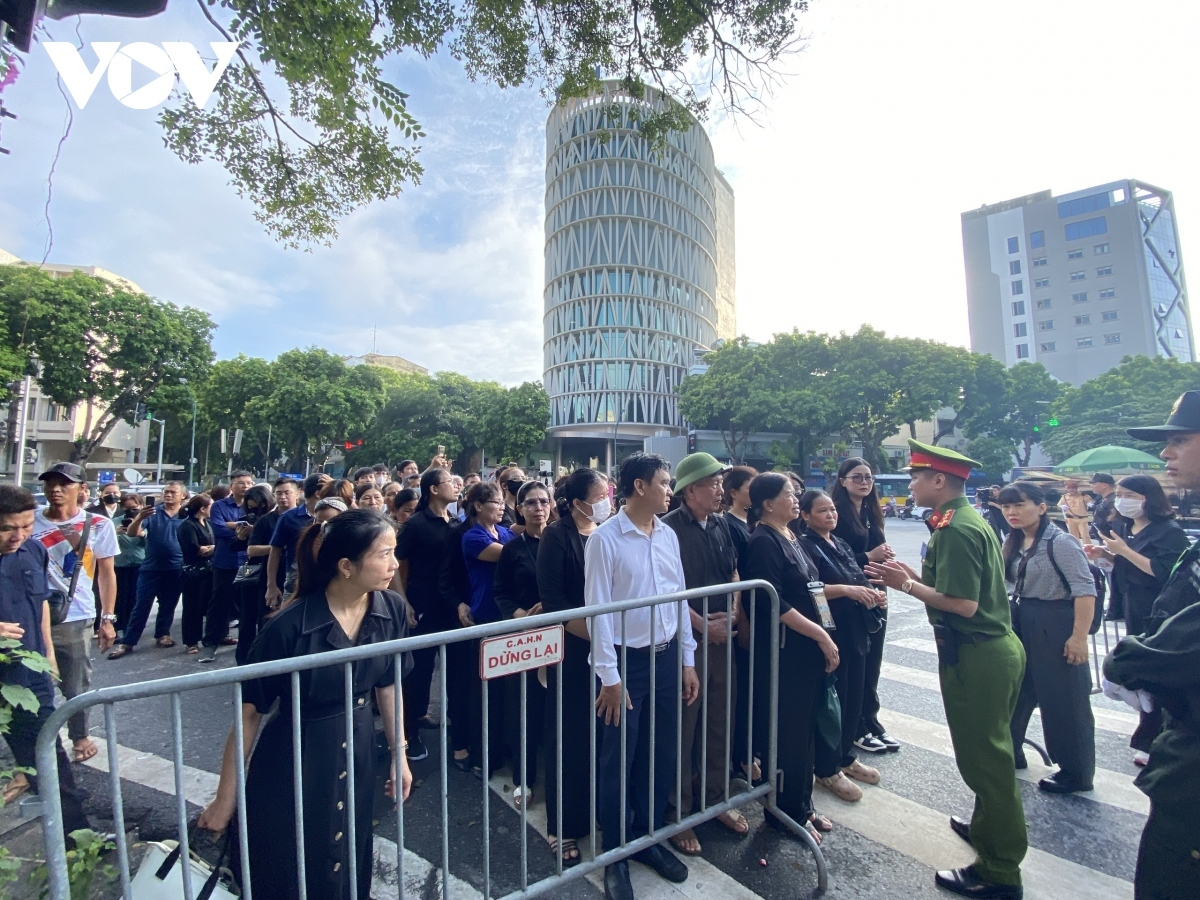 people line up to mourn respected vietnamese leader nguyen phu trong picture 1