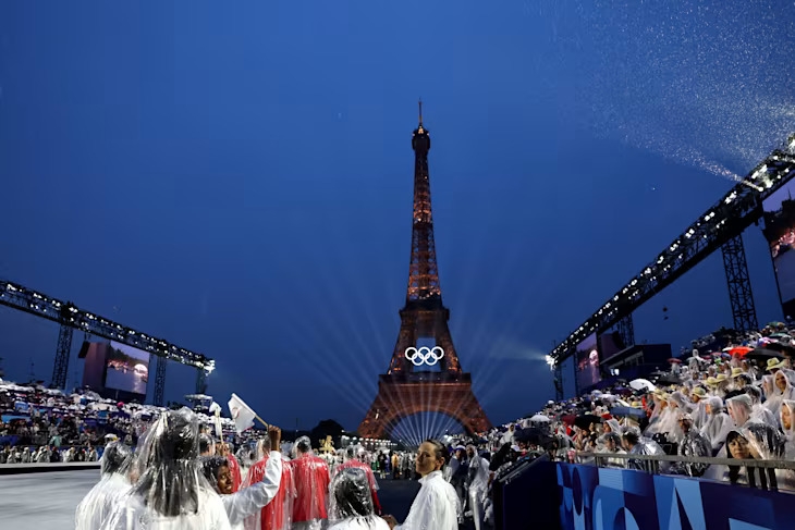 Hơn 10.000 VĐV đội mưa diễu hành trên sông Seine trong lễ khai mạc Olympic Paris 2024