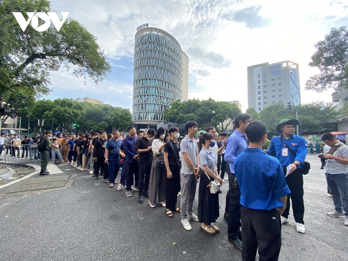 people line up to mourn respected vietnamese leader nguyen phu trong picture 8