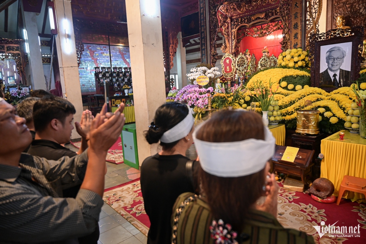 locals in hcm city pay tribute to party leader nguyen phu trong picture 2