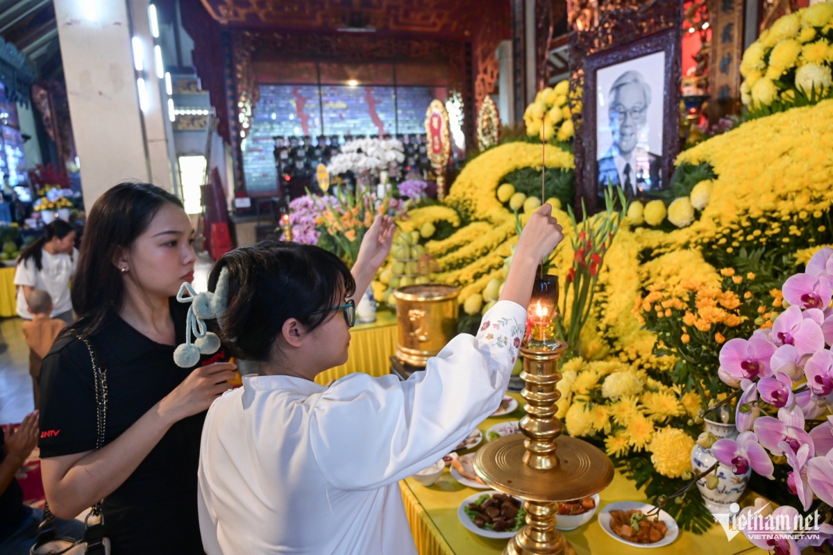 locals in hcm city pay tribute to party leader nguyen phu trong picture 3