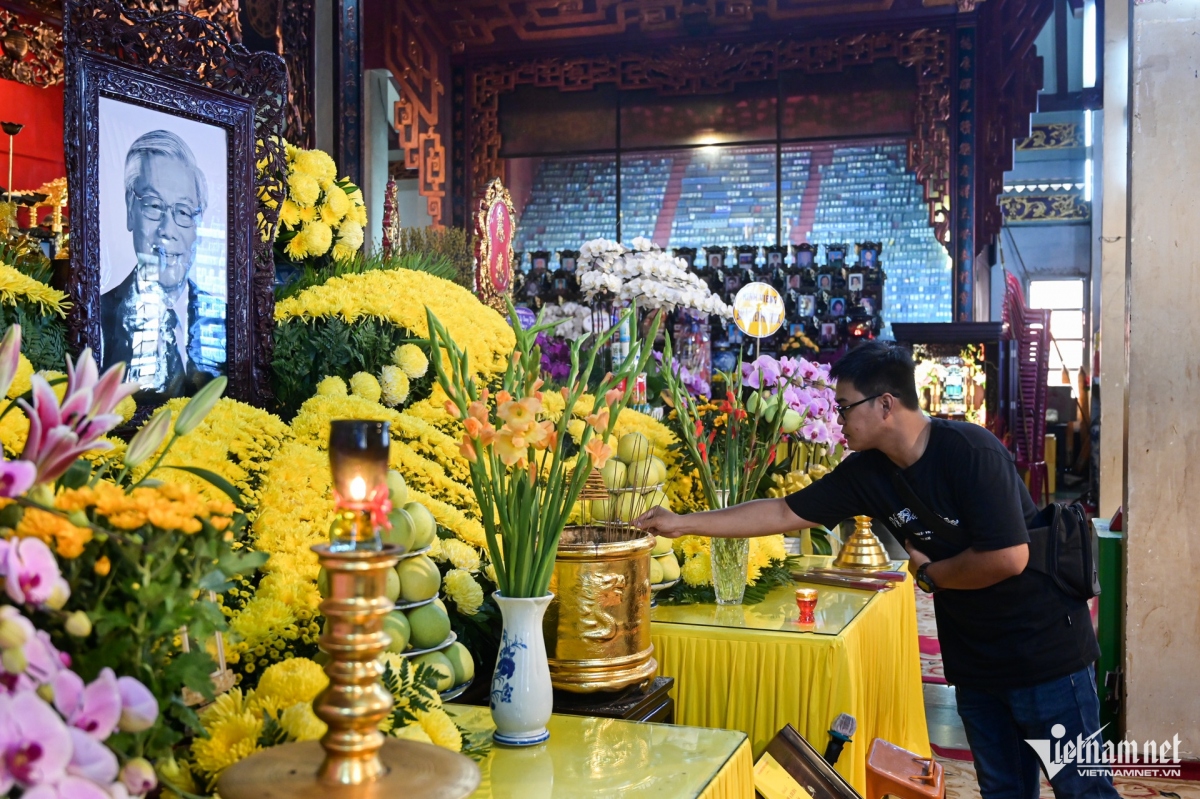 locals in hcm city pay tribute to party leader nguyen phu trong picture 5