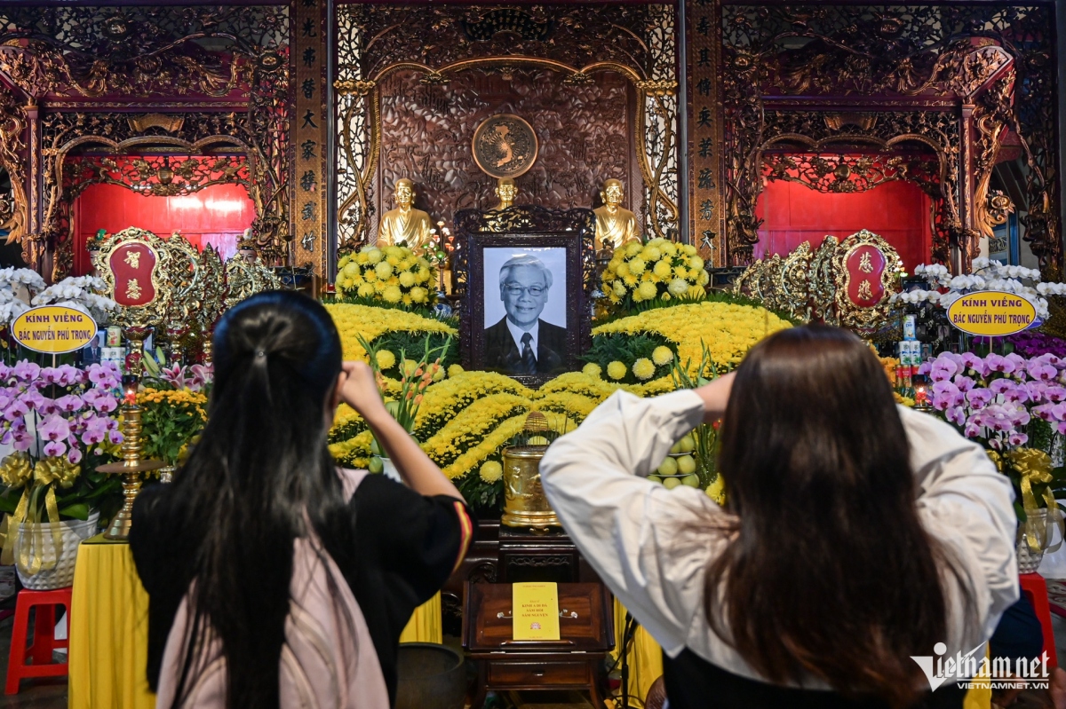 locals in hcm city pay tribute to party leader nguyen phu trong picture 6