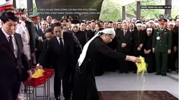 party general secretary laid to rest at hanoi s mai dich cemetery picture 2