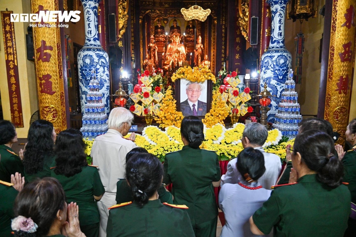 residents offer incense in tribute to party chief nguyen phu trong picture 1