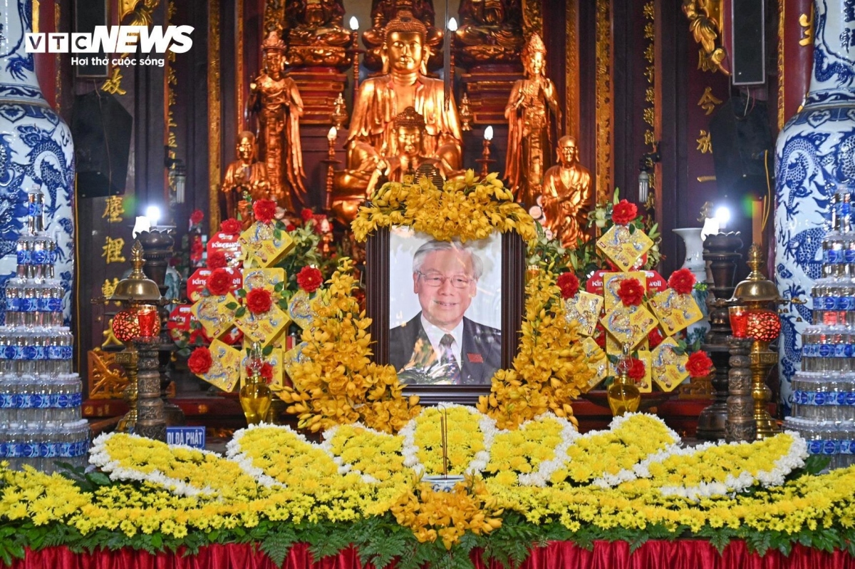 residents offer incense in tribute to party chief nguyen phu trong picture 2