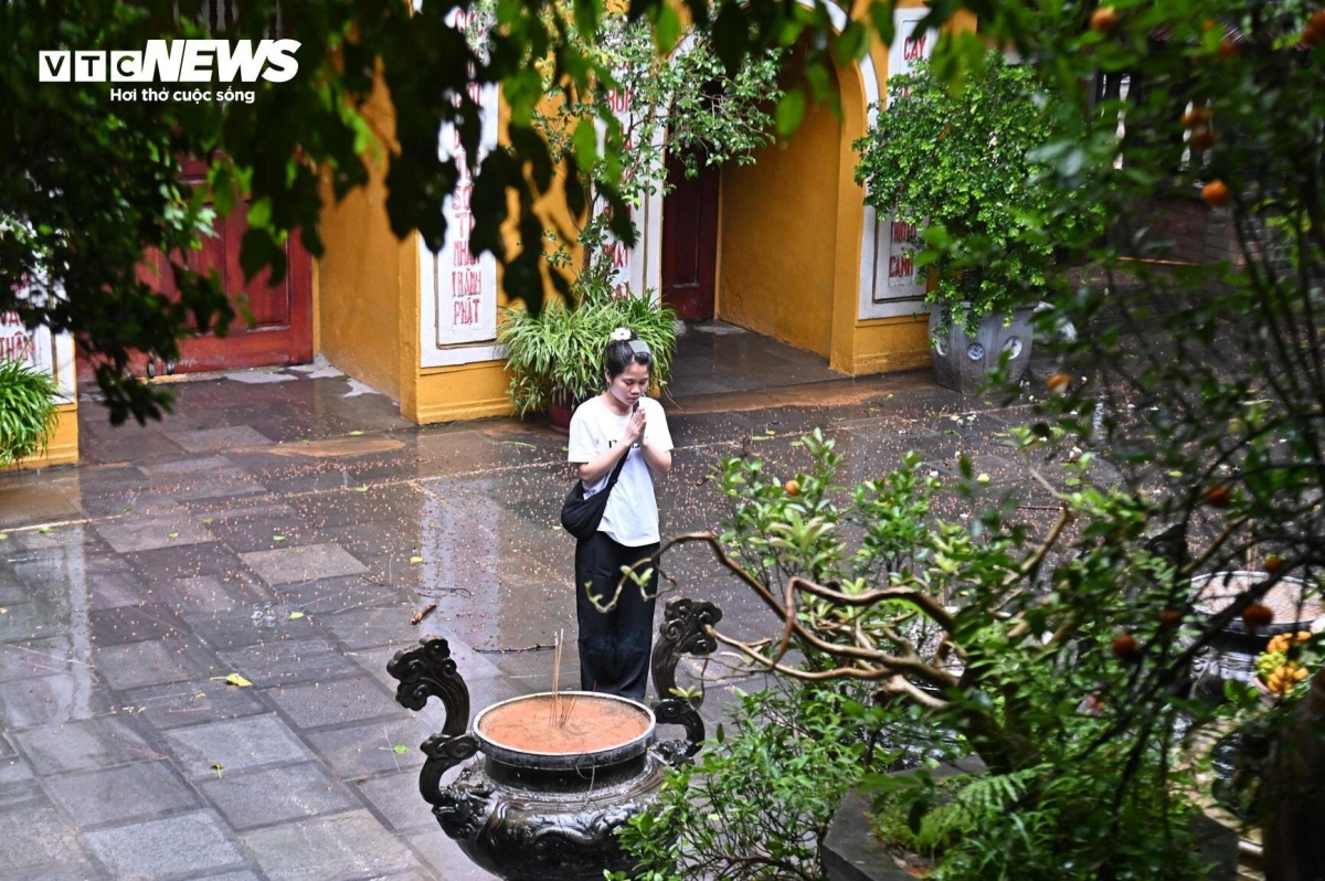 residents offer incense in tribute to party chief nguyen phu trong picture 5