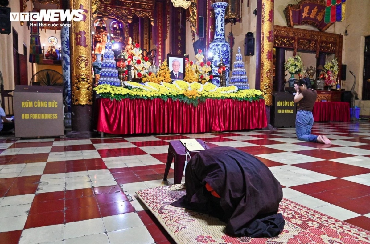 residents offer incense in tribute to party chief nguyen phu trong picture 6