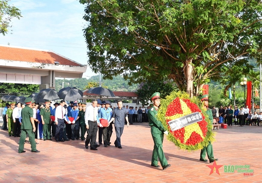 remains of soldiers repatriated from cambodia reburied in an giang picture 1