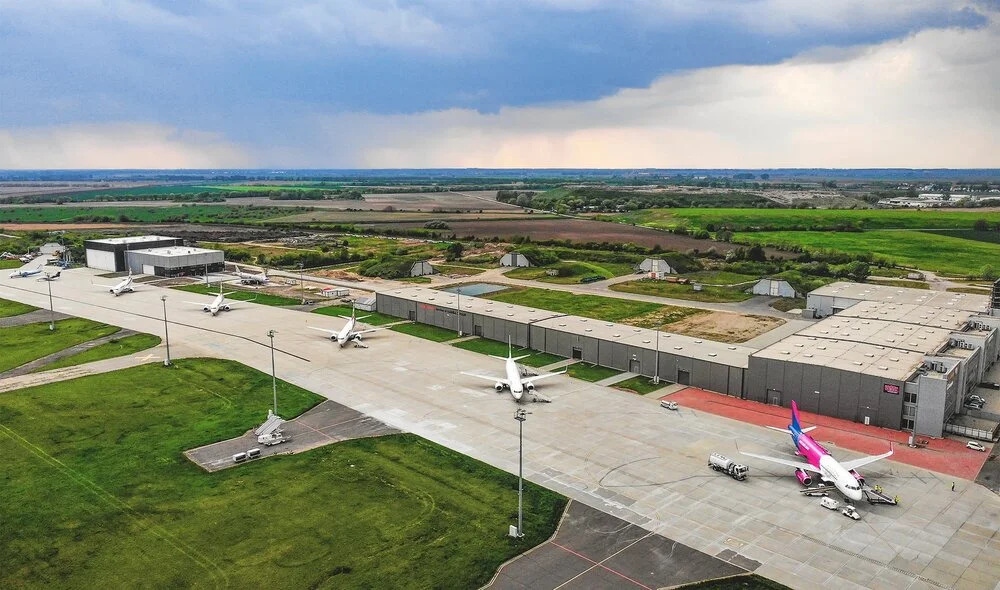 Một sân bay ở Hungary tạm ngừng hoạt động do nắng nóng làm hỏng đường băng