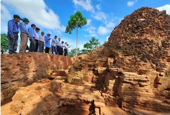 ancient buddha statue head unearthed in thua thien-hue picture 1