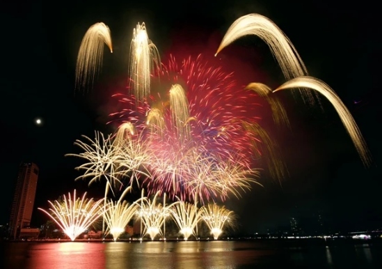 finnish team triumphs at da nang international fireworks festival picture 1