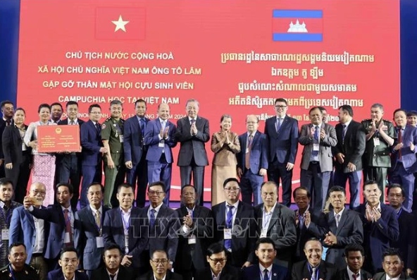 President hosts Cambodian alumni in Vietnam