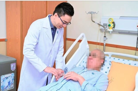 vietnamese doctors successfully treat foreign surgeon with rectal cancer picture 1