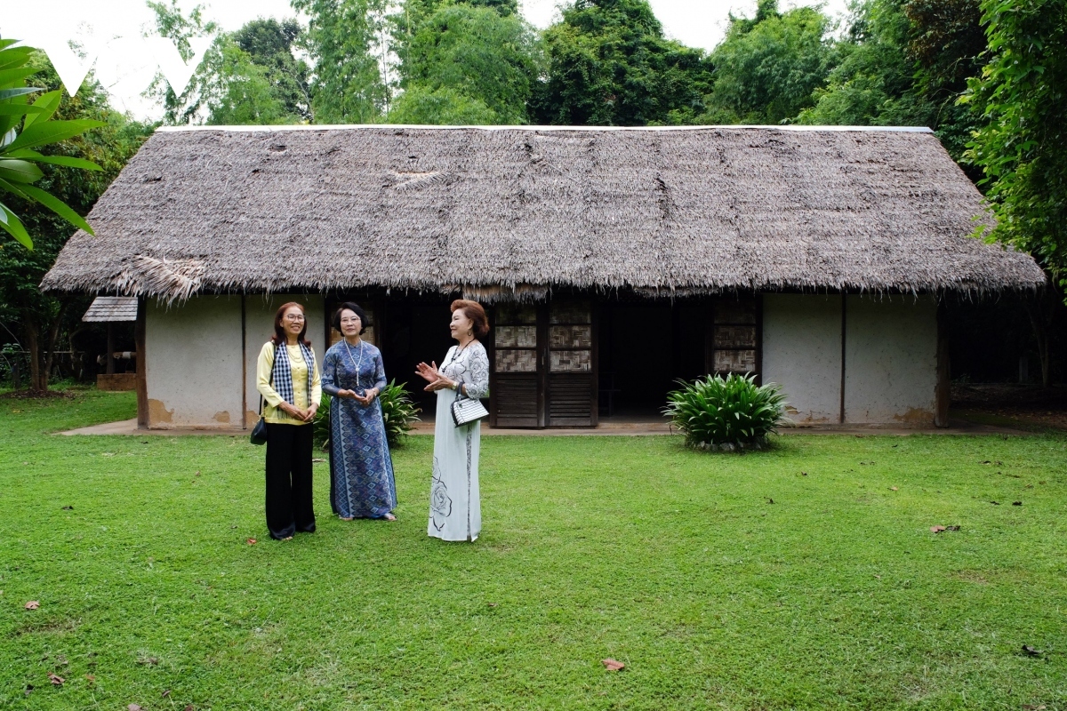 a tour around president ho chi minh relic site in thailand picture 1