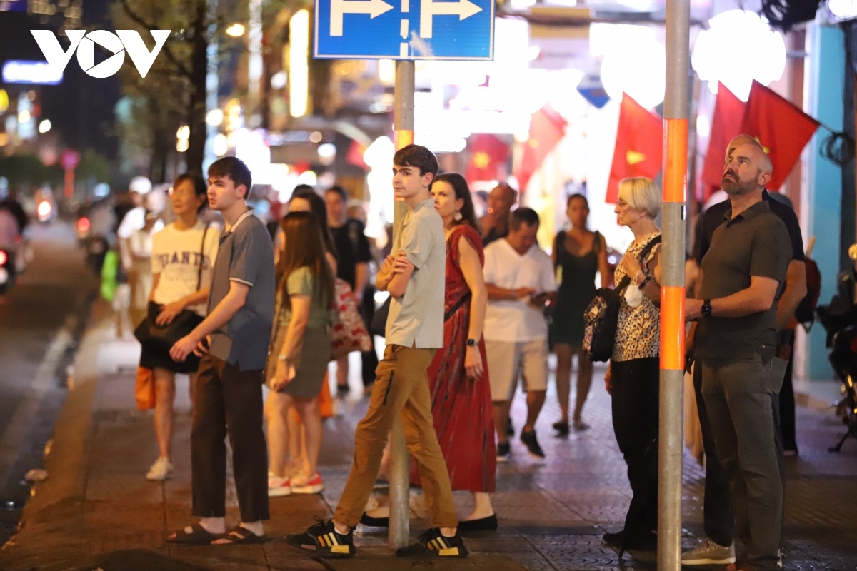 hcm city introduces free walking tours for both locals and foreigners picture 1