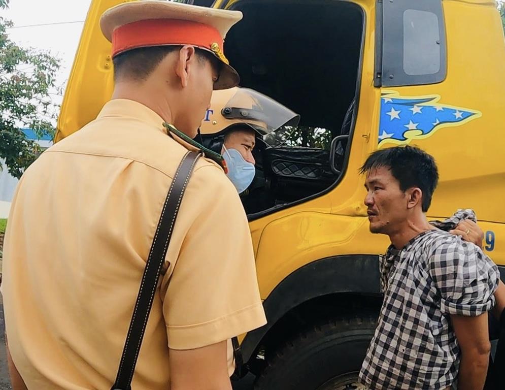 tam giu doi tuong dung dao tan cong csgt o Dong nai hinh anh 1