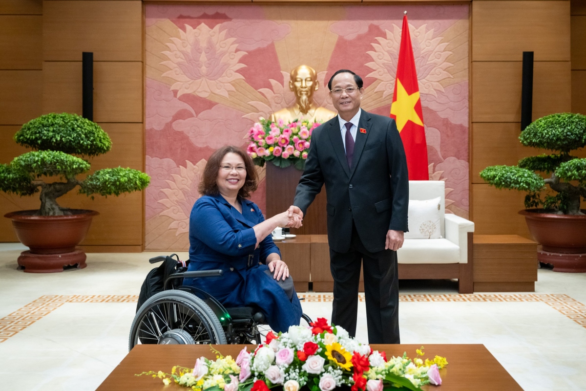 us senator tammy duckworth visits vietnam picture 1