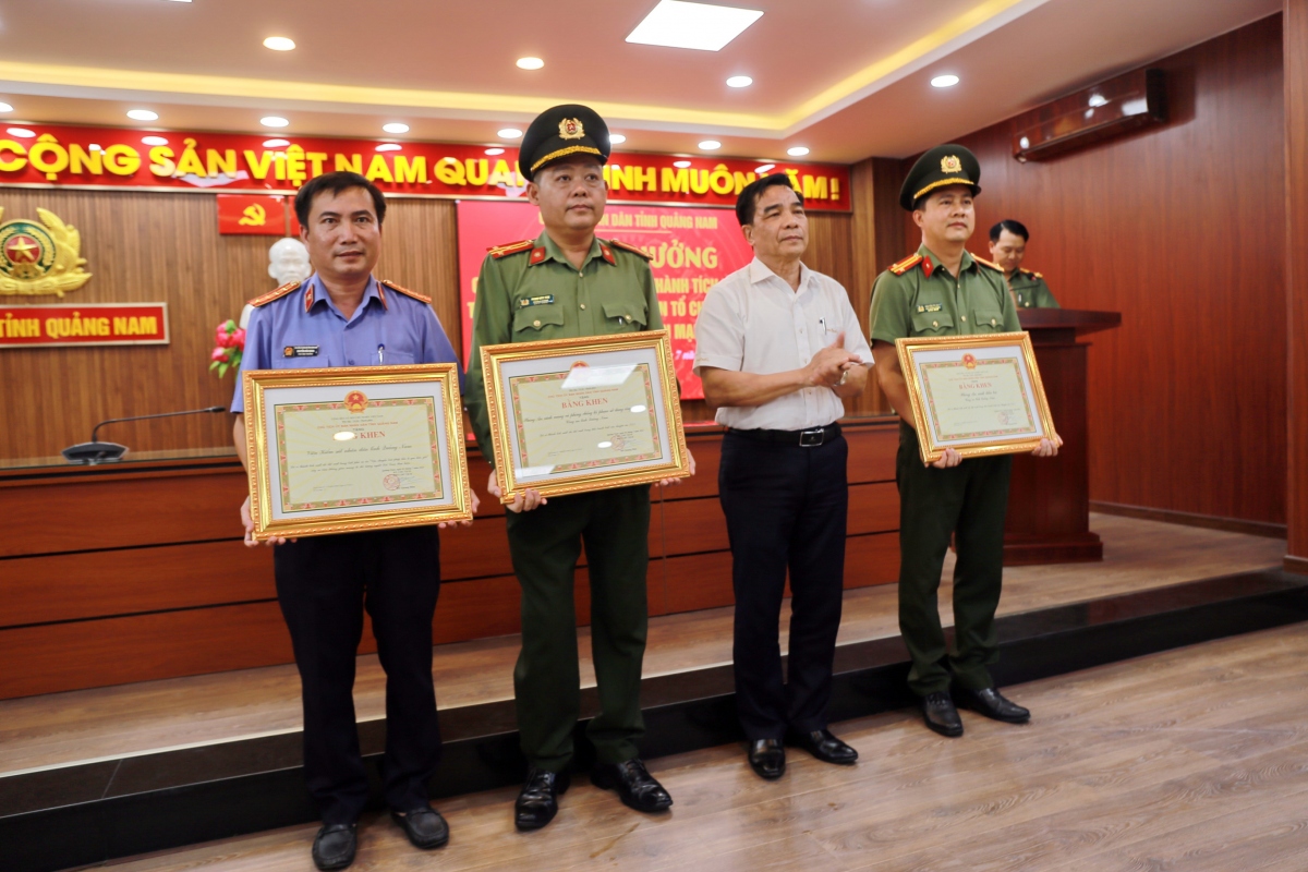 Thưởng nóng các đơn vị triệt phá đường dây đánh bạc 20 tỷ đồng/ngày